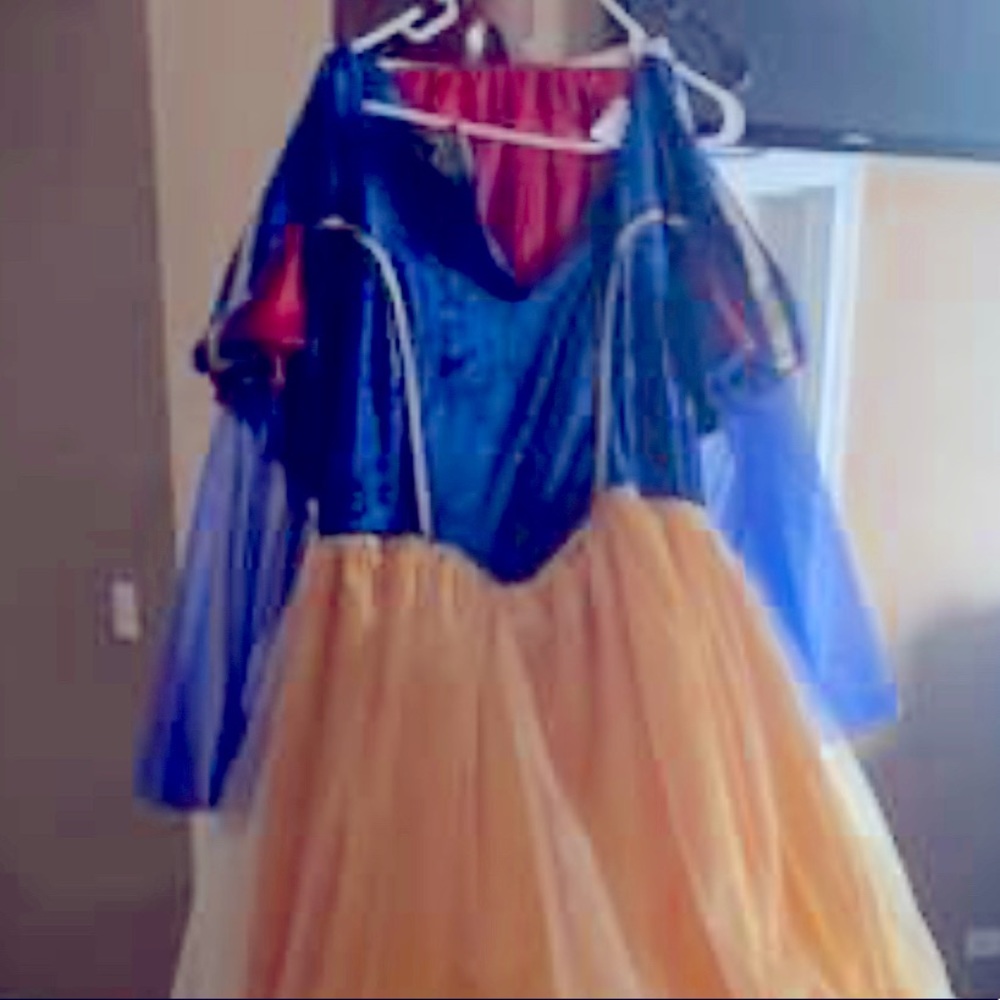 Snow White Halloween Costume. Halloween right around the corner 😉